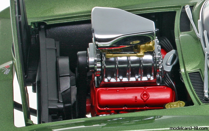 1967 - Chevrolet Corvette Sting Ray C2 Motorbox 1/18 (Green) Engine