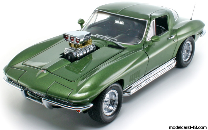 1967 - Chevrolet Corvette Sting Ray C2 Motorbox 1/18 (Green) Front left side