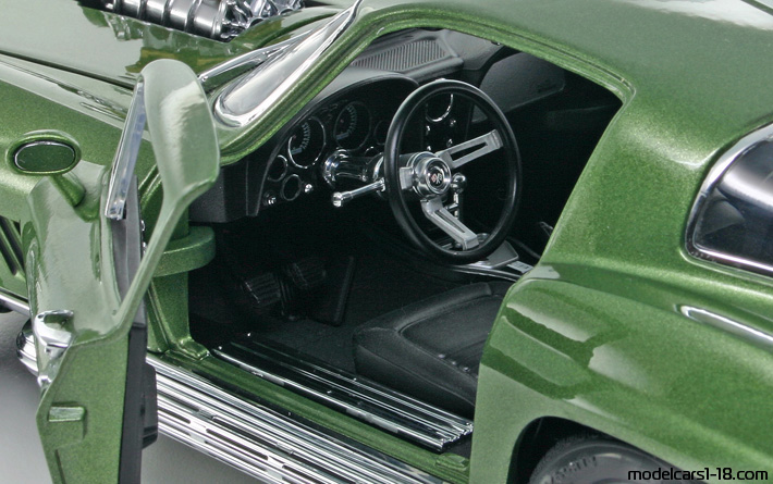 1967 - Chevrolet Corvette Sting Ray C2 Motorbox 1/18 (Green) Interior dashboard